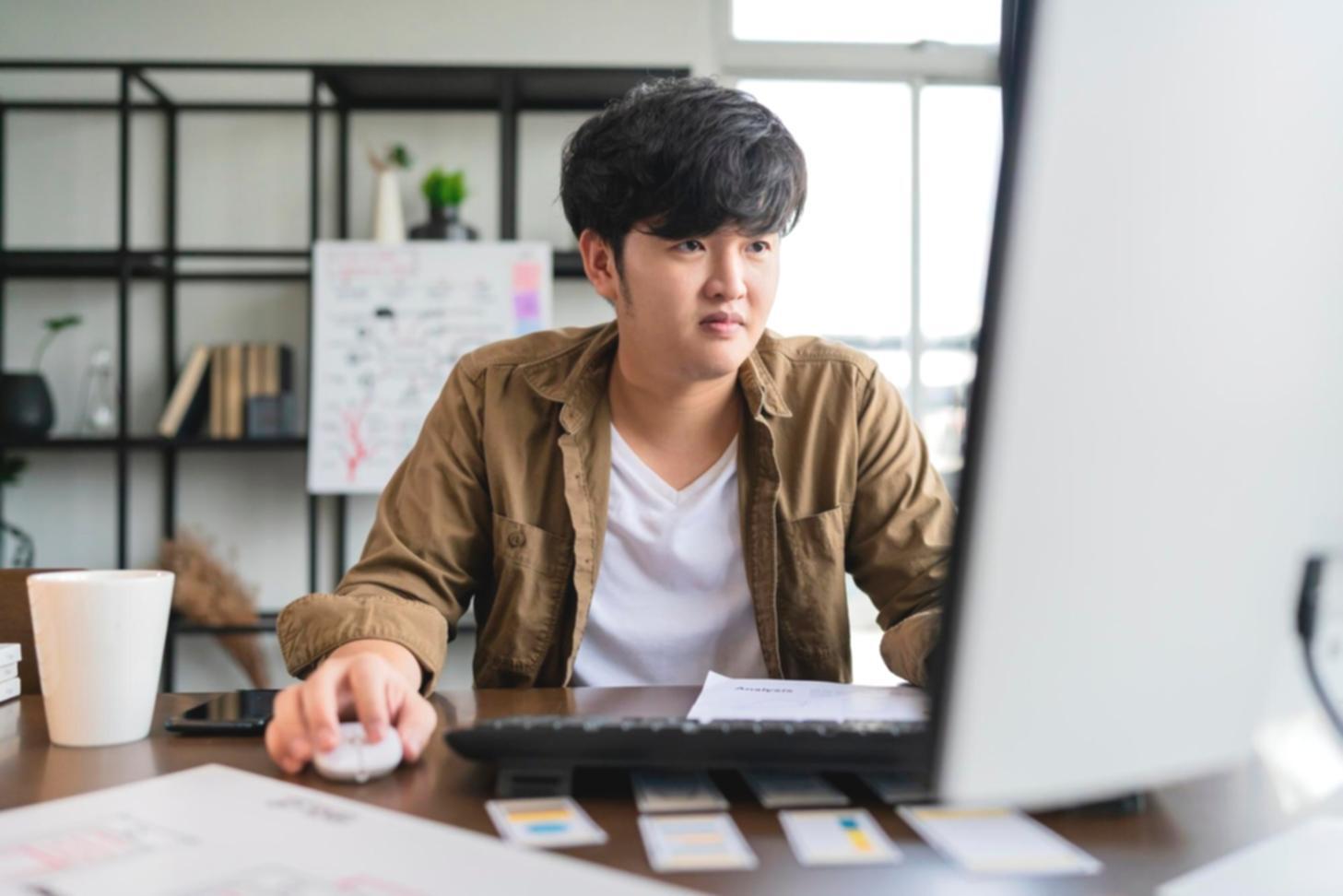Équipe virelaxentora travaillant sur le développement de la plateforme budgétaire